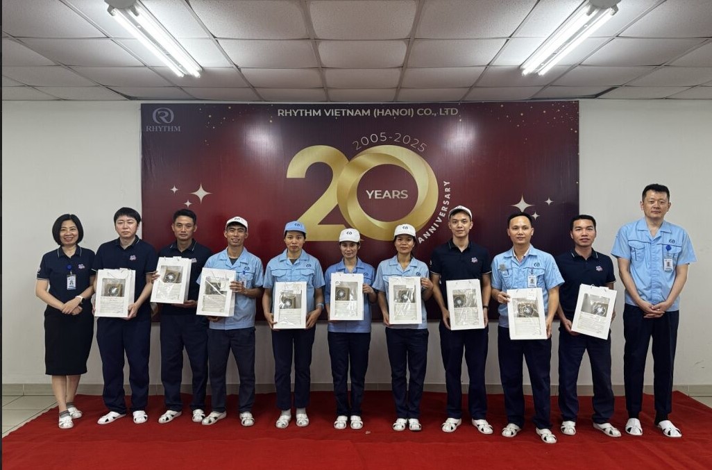 Ban lãnh đạo trao quà cho CBNV